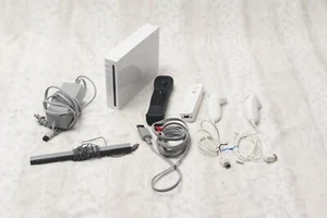 Nintendo Wii Konsole Bundle mit Kabelanschlüssen 2x Controller + Nunchucks Wii Motion - Bild 1 von 14