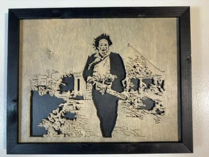 Detaillierte Leatherface Texas Kettensäge Massaker Holzkunst fertig zum Aufhängen Handarbeit - Bild 1 von 5