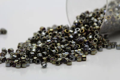 Cuentas brillantes negras metálicas Miyuki Delicas 11/0 DB-026 Foto 1 de 2