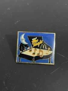 Prendedor de solapa McDonald's Make It Mac esta noche piano Moon Man notas musicales de colección 1986 - Imagen 1 de 2