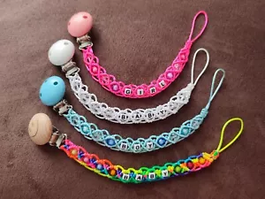 Makramee Schnullerkette Namen personalisiert Geschenk Baby zur Geburt Pink Weiß - Bild 1 von 7
