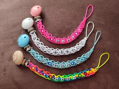 HANDGEFERTIGT Makramee Schnullerkette Namen personalisiert Geschenk Baby zur Geburt Pink Weiß