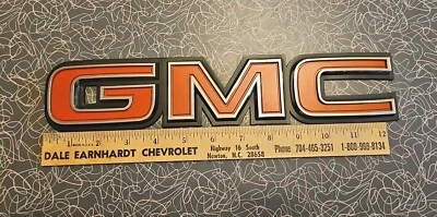 14027524 NOS ¡Leer! GM 1981-1987 GMC camioneta pickup e insignia emblema de puerta trasera Jimmy Foto 1 de 4