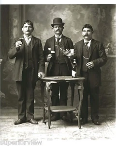 De colección Cerveza Beber Italianos Tostadas Con Cerveza Bigotes Derby Sombrero Trajes MIRAR - Imagen 1 de 1