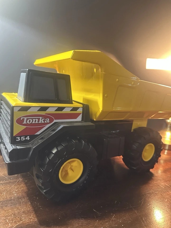 Camión de volteo Tonka Mighty 354 metal/plástico Caterpillar Tonka Hasbro 2012 Foto 1 de 4