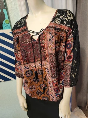 Blusa Miss Me Boho Corbata Frontal Encaje Acento Retazos Estampado Geométrico Talla S Foto 1 de 4