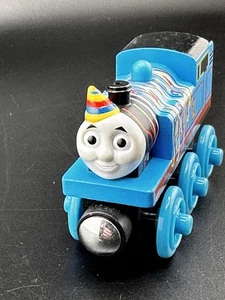 Cumpleaños Thomas El Tren Ferrocarril de Madera 2012 Curva de Aprendizaje Motor Mattel - Imagen 1 de 10