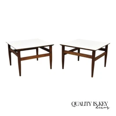 Mesas laterales bajas superiores laminadas con base de nogal vintage de mediados de siglo - un par Foto 1 de 4