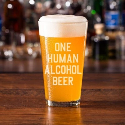 Un vaso de cerveza con alcohol humano 16 oz vaso de pinta, lo que hacemos en la sombra arte de regalo Foto 1 de 2