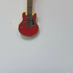 Metal Pin Badge RED GUITAR P125 - Picture 1 of 1