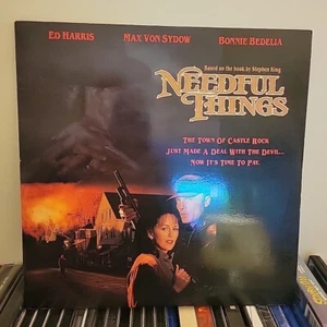 Needful Things Laserdisc Ed Harris Stephen King LD Laser Disc Max Von Sydow 1994 - Afbeelding 1 van 4