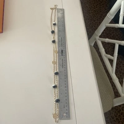 Colar com logotipo Tory Burch preto e pérola ouro novo sem etiquetas 18” pode ser dobrado - Imagem 1 de 4