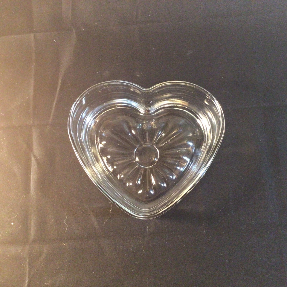 6 英寸宽 x 5.5 英寸长 x 2.25 英寸高 Libbey 重型玻璃心形碗糖果装饰盘 — 第 1/4 张图片