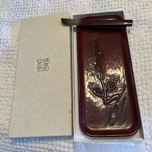 Bandeja de sushi esculpida vintage con cuchillo a juego, cereza - Imagen 1 de 7