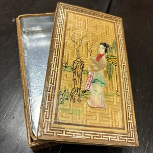 Vintage chinesische Intarsien Bambus Zigarettenschachtel mit dimensionaler geschnitzter Oberseite Folie gefüttert - Bild 1 von 7