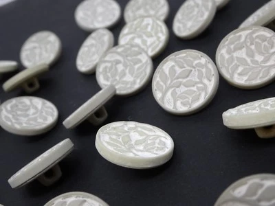Vintage White & Gray Round Shank Buttons Leaf 3D 23mm Lot of 6 B106-3 - Image 1 of 4
