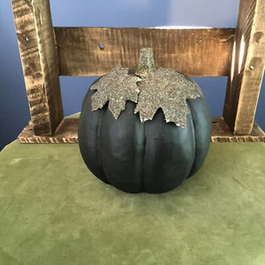 Calabaza negra decorativa con hojas plateadas brillantes - Imagen 1 de 8