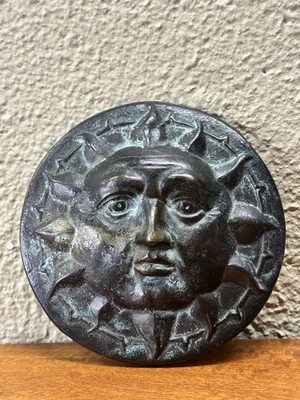 Vintage 1960 MCM Colgante de Pared/Comadreja Estante Decoración Pátina Sol 4 1/2” Diámetro Foto 1 de 4