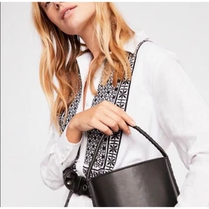 Bolso Cubo Vivian de Cuero Free People Negro Cierre Ajustable - Imagen 1 de 10