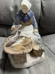 Bing & Grondahl Copenhagen Porzellan #2233 Dame mit Fisch - Bild 1 von 5