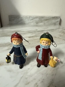 Vintage Weihnachten Junge & Mädchen Ornamente Laterne Sack Spielzeug Schals Nikolausmütze - Bild 1 von 8