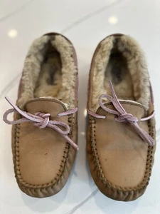 Mocassino mocassino UGG donna Dakota rosa pizzo scamosciato scarpa fodera lana taglia 7 - Foto 1 di 10