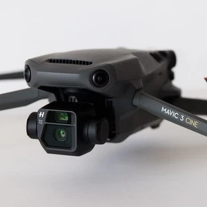 DJI Mavic 3 Cine Premium Combo con drone SSD DJI RC Pro Apple ProRes 1TB - Foto 1 di 7