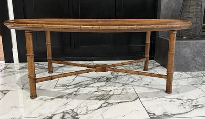 Mesa de centro ovalada de bambú sintético Hollywood Regency de finales del siglo XX con tapa de vidrio Foto 1 de 4