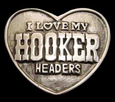 QG14110 ÓTIMO DÉCADA DE 1970 *EU AMO MEUS CABEÇALHOS DE PROSTITUTA* FIVELA DE CORRIDA DE ARRASTO DE LATÃO POLIDO - Imagem 1 de 2