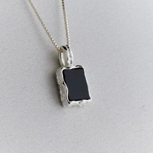 Colgante de piedras preciosas de plata de ley 925 con acabado martillado de ónix negro - Imagen 1 de 4