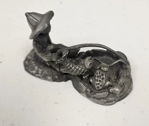 Mini estatuilla de pesca vintage de peltre - Imagen 1 de 5