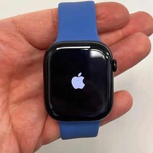 Apple Watch Series 10 46mm Mitternacht GPS mit blauem Sportarmband - 🔋 BH 99% - Bild 1 von 11