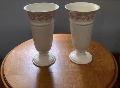 PAR de jarrones Edme de 13" Wedgwood Queensware en relieve rosa sobre crema - JUEGO DE JARRONES Foto 1 de 4