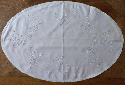 NAPPERON ANCIEN ROSE CLAIR OVALE  BRODE MAIN 37 X 55 CM MOTIFS FRUITS - Photo 1/2