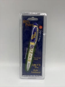 HARRY POTTER Penna Light-Up Verde (Stylo Lumineax) Inchiostro Verde, Nuova In Confezione - Foto 1 di 3