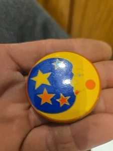 Vintage 1981 Sterne & Mondsichel mit Gesicht Beleuchtung runder Pin 1,75" Durchmesser - Bild 1 von 6