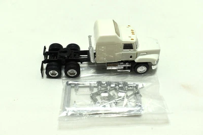 Semirremolque Herpa HO 1:87 Mack con dormitorio blanco Foto 1 de 4