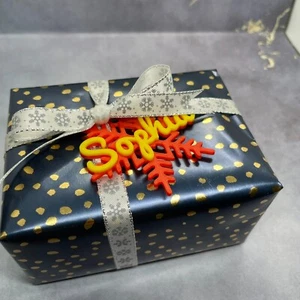 Weihnachtsgeschenk mit Namen personalisiert Geschenkanhänger individuelle Geschenke Charms Schneeflocke - Bild 1 von 15