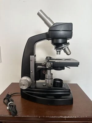 MICROSCÓPIO VINTAGE BAUSCH & LOMB COM LENTES x10 x43 deslizante, com nova lâmpada - Imagem 1 de 4