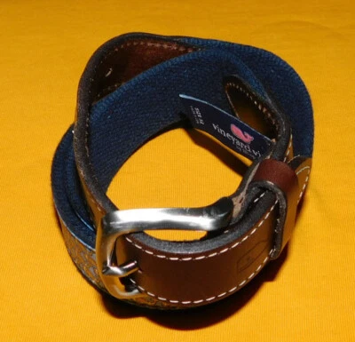 CINTURÓN VINEYARD VINES ALGODÓN AZUL/MARRÓN CON PESTAÑAS DE CUERO MOTIVO BALLENA TALLA 32". Foto 1 de 4