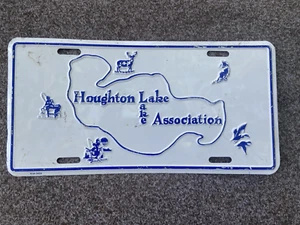 VINTAGE HOUGHTON LAKE MICHIGAN ASSOCIATION METAL LICENSE PLATE - Picture 1 of 7