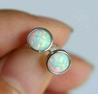 Pendiente solitario de plata con bisel de ópalo etíope creado en laboratorio de 6x6 mm para hombre Foto 1 de 4