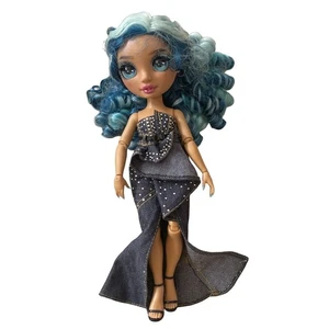 Rainbow High Skyler Bradshaw Modepuppe blaue Haare Jeanskleid 2019 - Bild 1 von 6