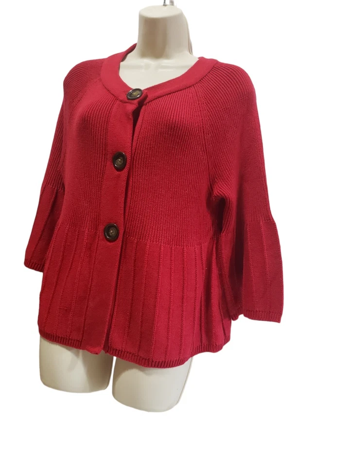 BONITO SUÉTER ROJO INTENSO CON BOTONES PARA UN DÍA FRESCO. LA LONGITUD LO HACE ADELGAZAR Foto 1 de 3