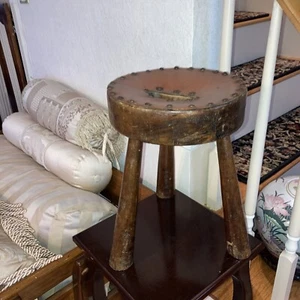 Taburete de ordeño antiguo primitivo de madera de 3 patas tachuelas de latón superior de cuero 14x12 - Imagen 1 de 8