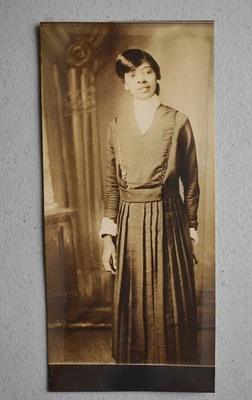 Atractiva foto postal afroamericana joven mujer negra alrededor de 1915 RPPC Foto 1 de 3