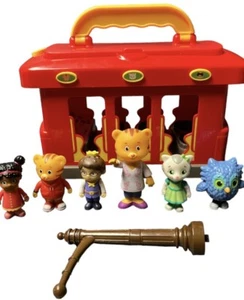MR ROGERS NEIGHBORHOOD TALKING TROLLEY W 6 FIGURES + LAMPOST? SOUNDS WORK 2015 - Picture 1 of 11