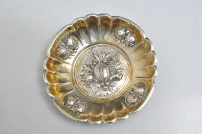 Antiguo plato de baratija de nuez de caramelo alemán de plata Repousse 800 - 65 gr Foto 1 de 4