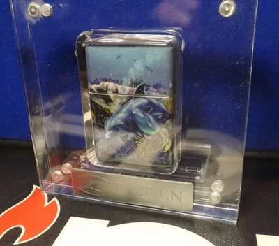 Акриловый дисплей Zippo Vintage Artist LASSEN 2005 ограниченный выпуск 0/505 продавец из США - Изображение 1 из 4