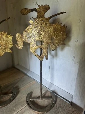 2 castiçais de metal bronze cavaleiro dourado metálico base ferradura rodeio ocidental - Imagem 1 de 4